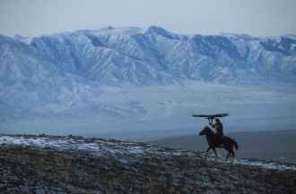 Kazašský lovec se svými zvířaty. Ilustrační foto.
